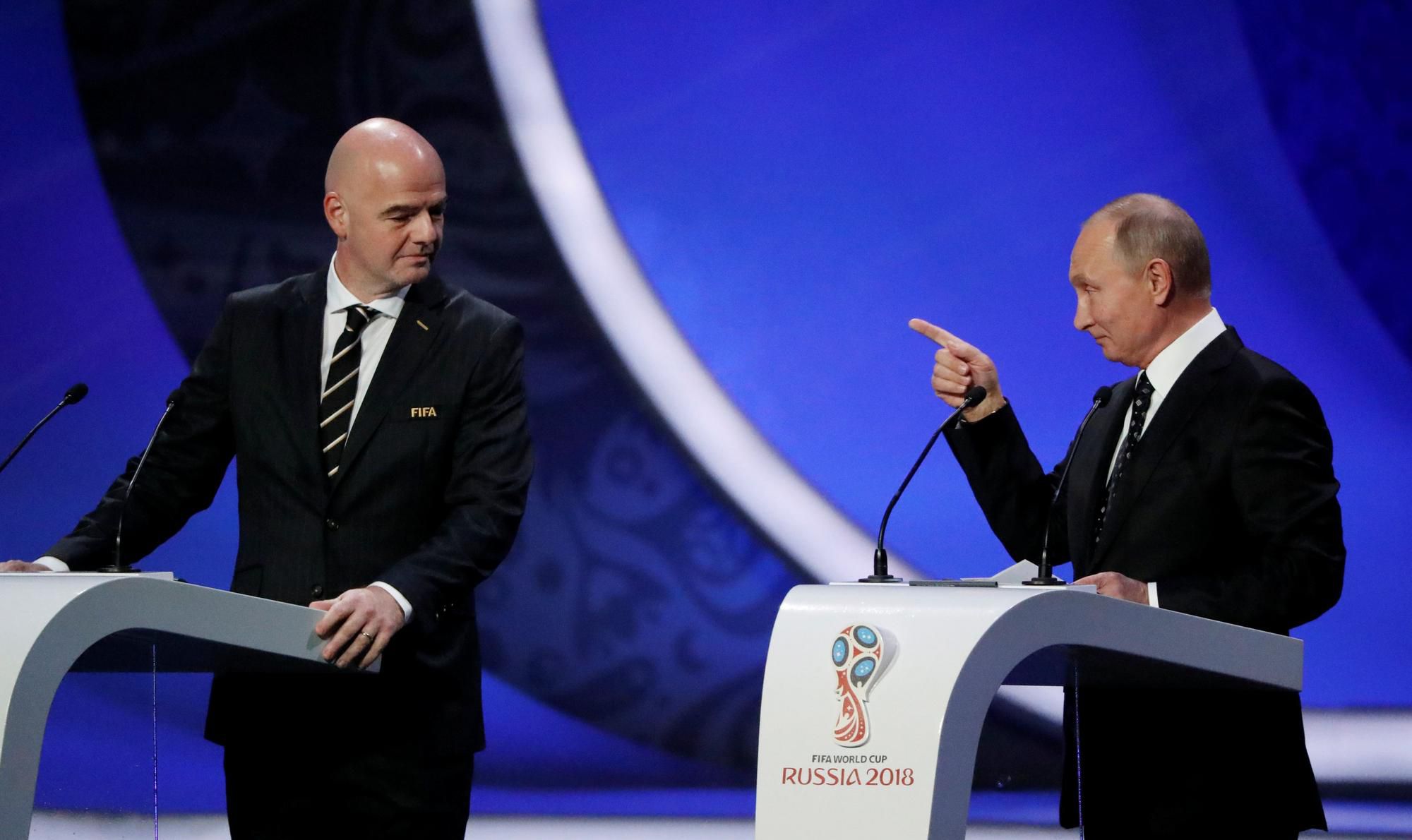 Prezident FIFA Gianni Infantino a prezident Ruska Vladimir Putin