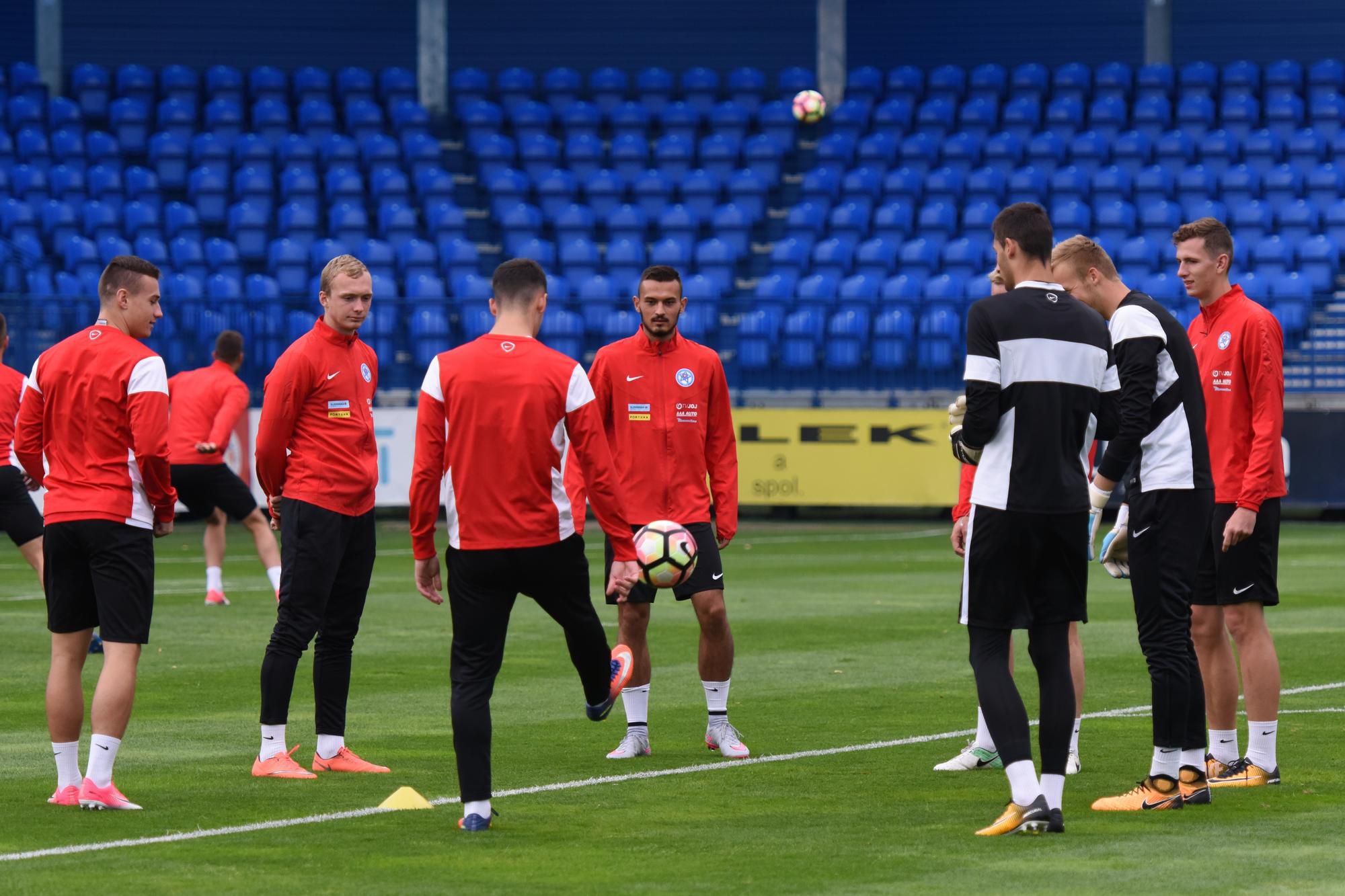 hráči slovenskej futbalovej reprezentácie do 21 rokov počas tréningu