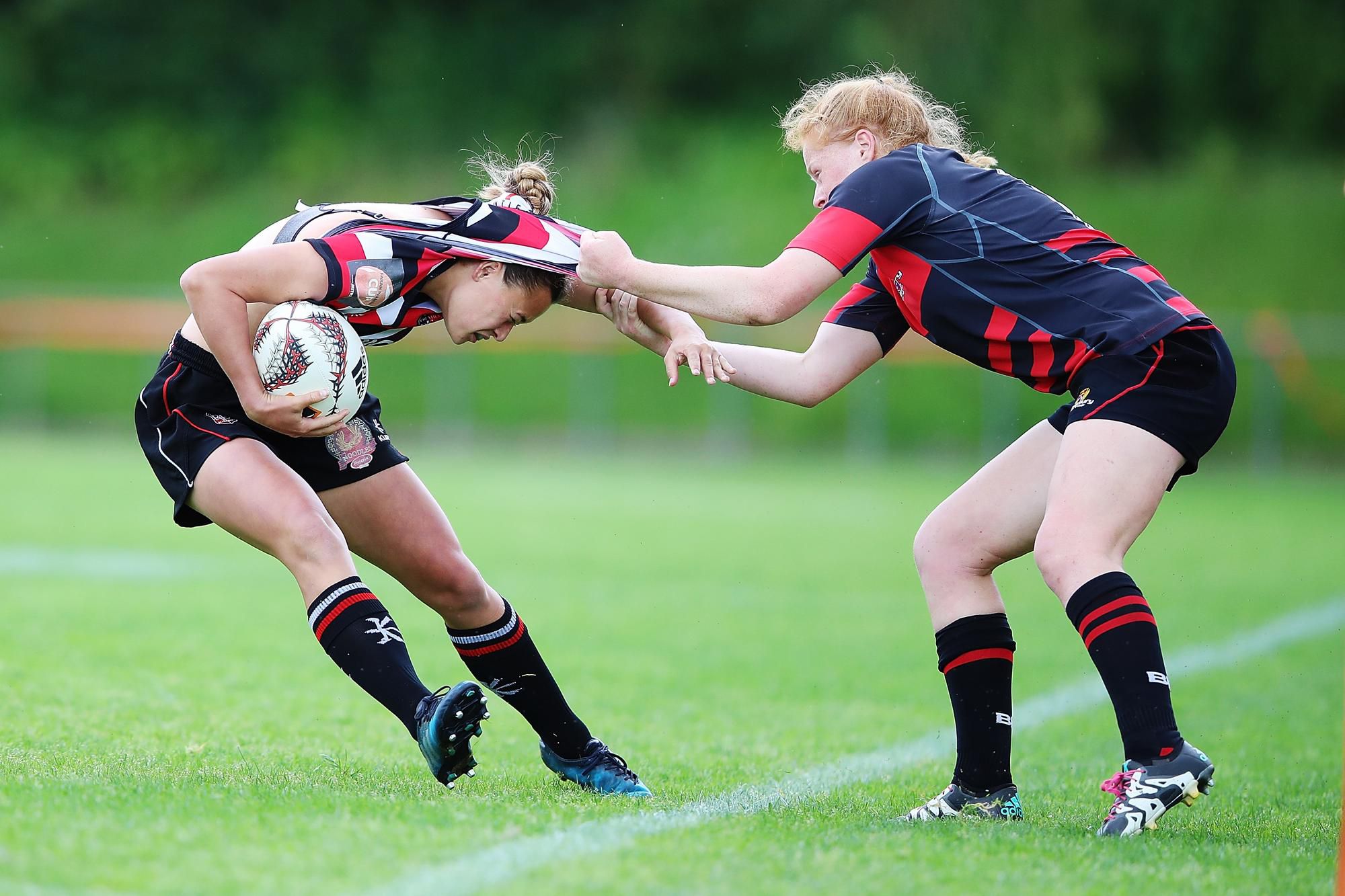 Rugbystka Grace Brooker z Canterbury vyzlieka súperku.