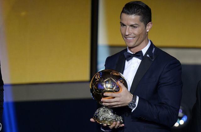 Cristiano Ronaldo získal Zlatú loptu a vyrovnal sa tak Messimu