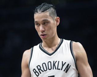 NBA: Lin má po operácii, ale aj po sezóne
