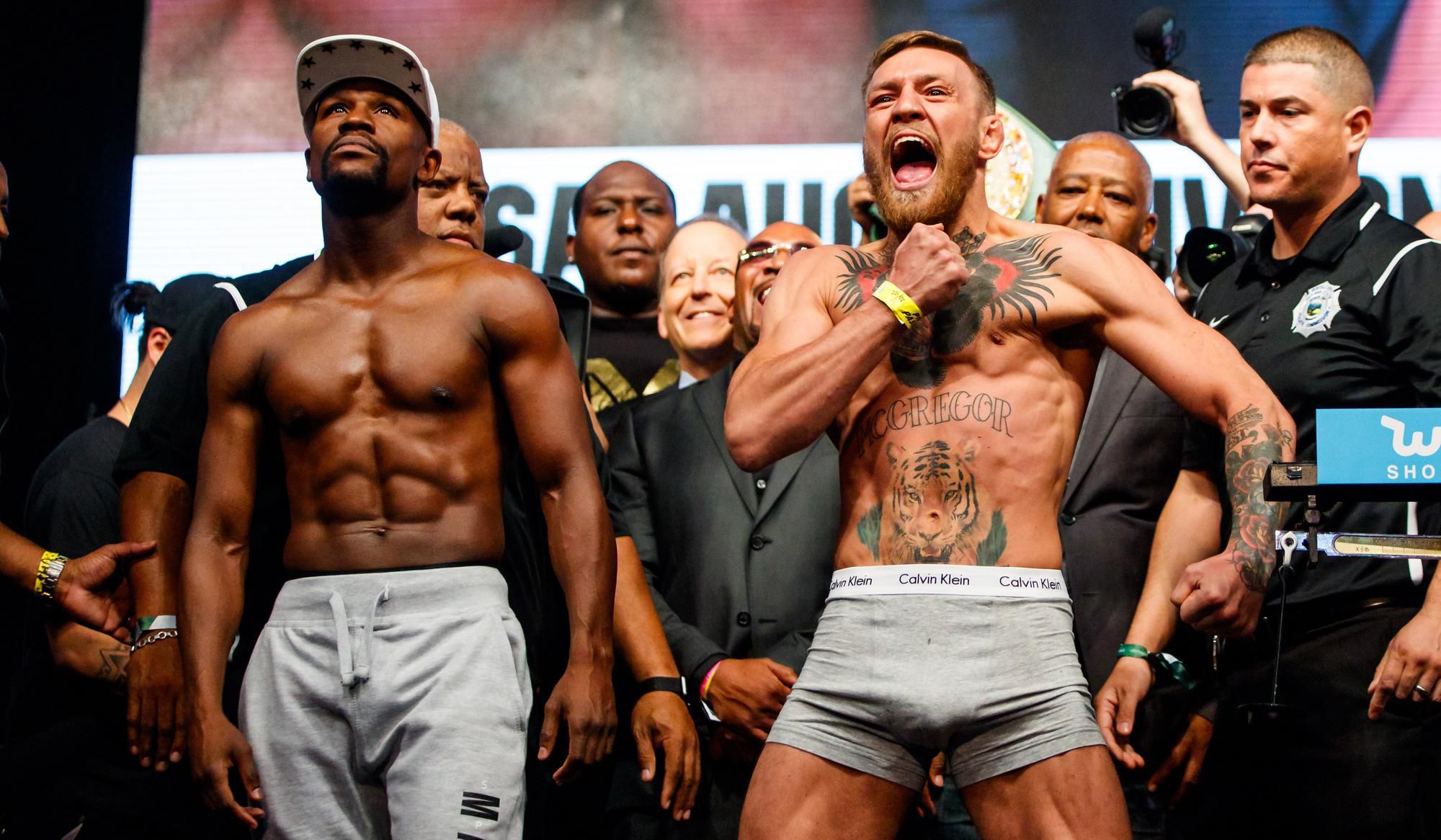 Floyd Mayweather a Conor McGregor počas váženia