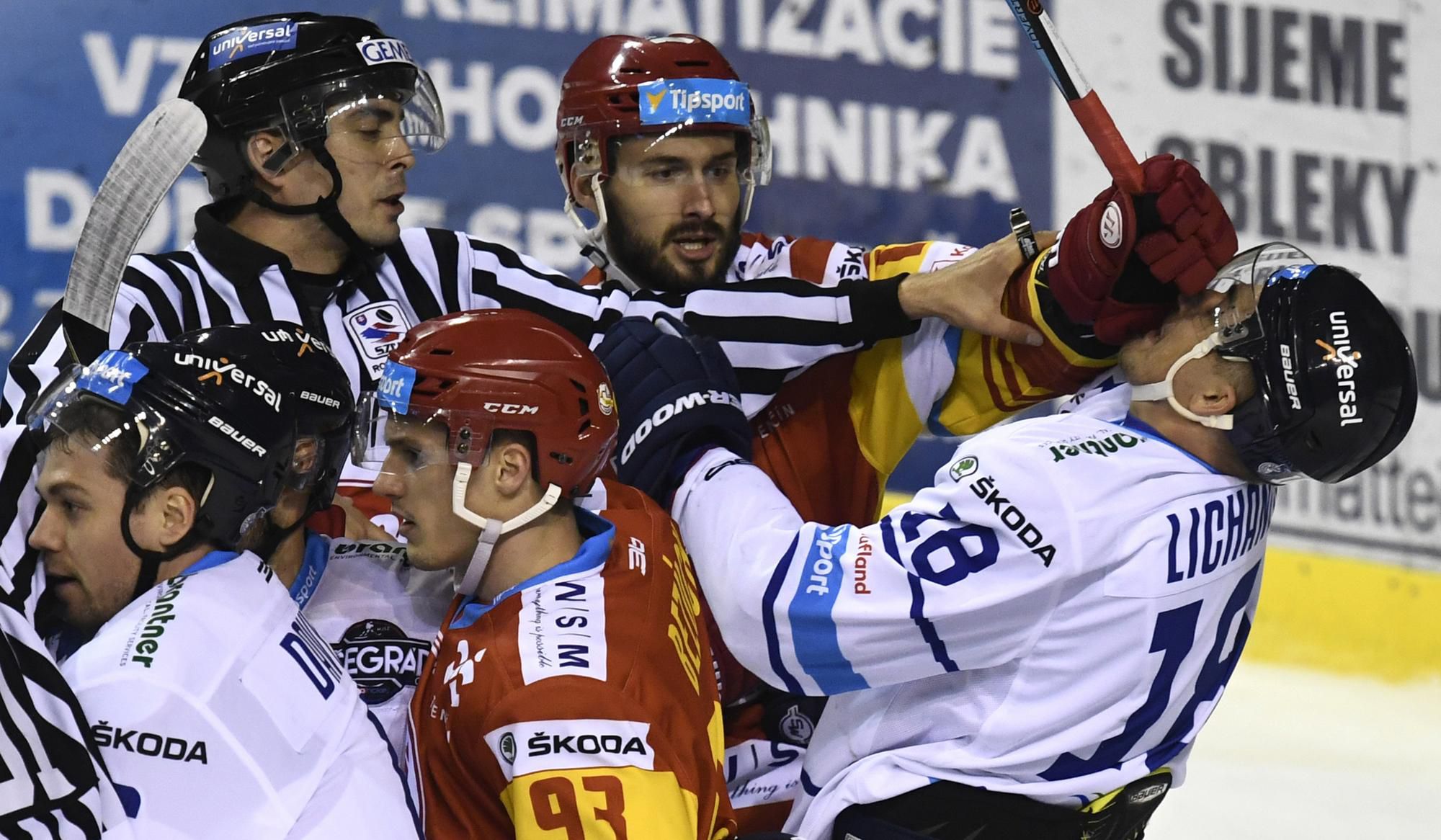 Peter Lichanec (Poprad) a Tibor Varga (Trenčín) v pästnom súboji.