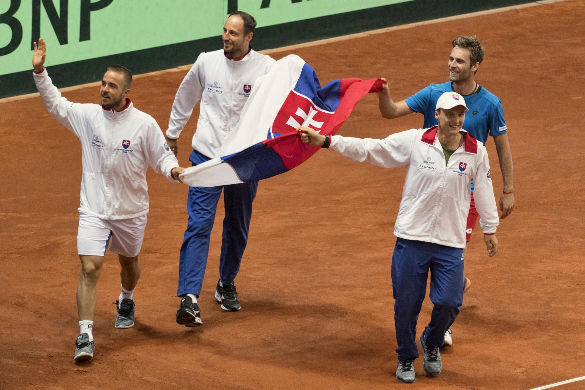 Slovenskí tenisti po úspešnom zápase v Davis Cupe