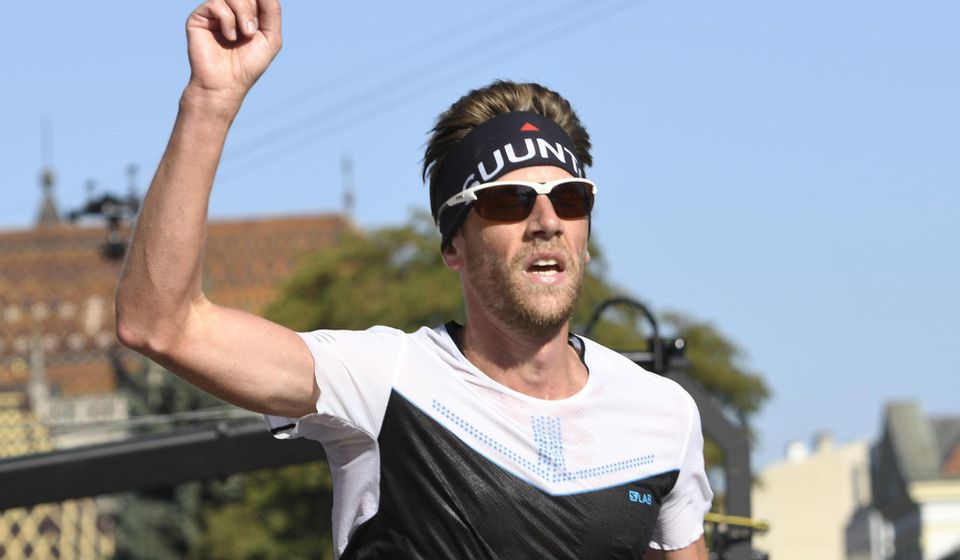 Jiří Petr z Českej republiky sa teší z víťazstva v polmaratóne v rámci Medzinárodného maratónu mieru v Košiciach.