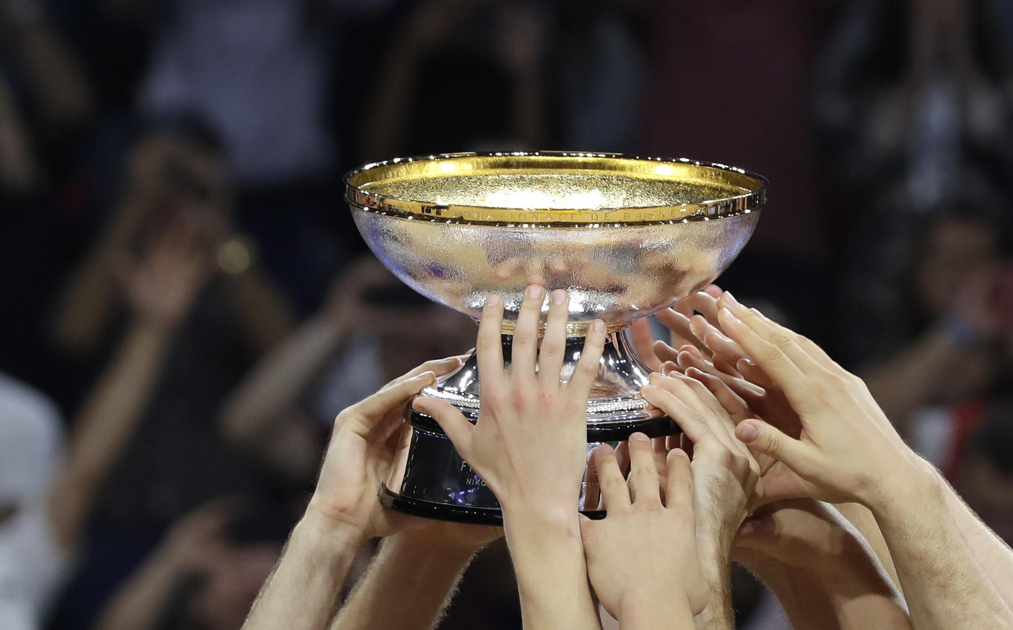 Trofej basketbalových majstrov Európy v rukách Slovincov.