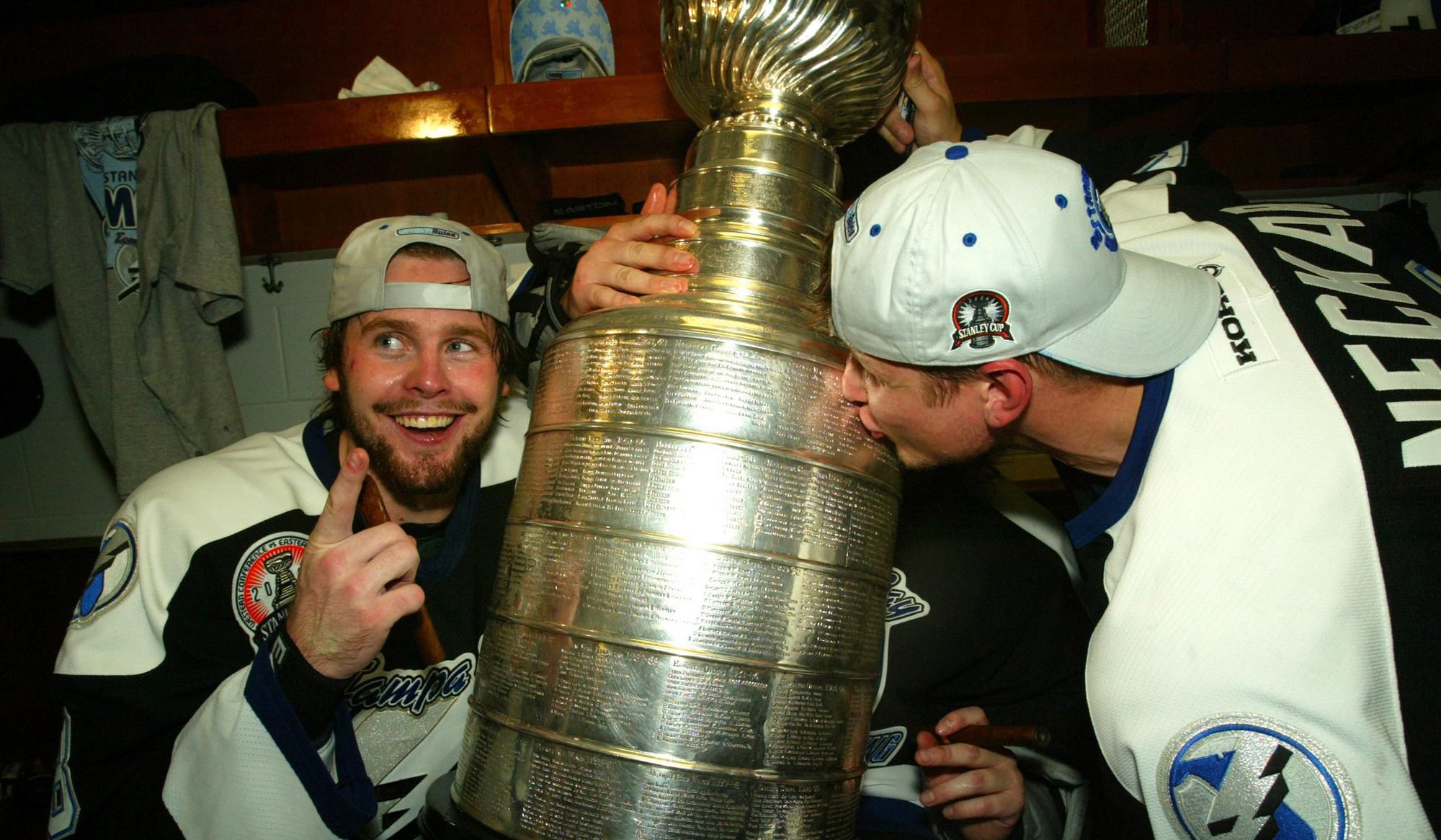 Martin Cibák oslavuje zisk Stanley Cupu so Stanom Neckarom.