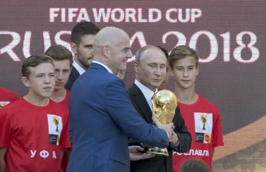 Putin vyslal trofej pre víťaza MS na propagačnú cestu okolo sveta