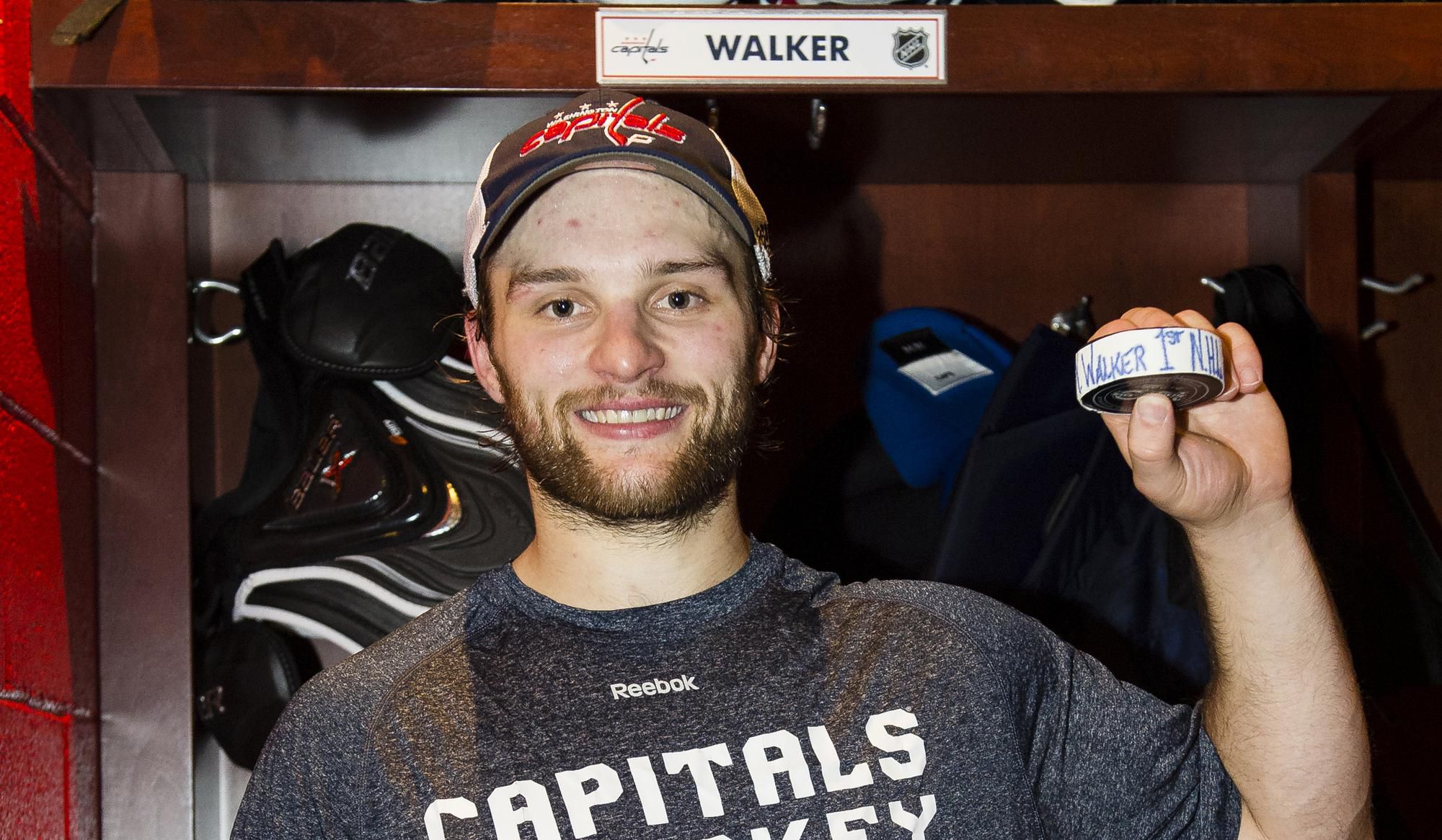 Austrálčan Nathan Walker si na pamiatku nechal puk po strelení svojho prvého gólu v NHL.