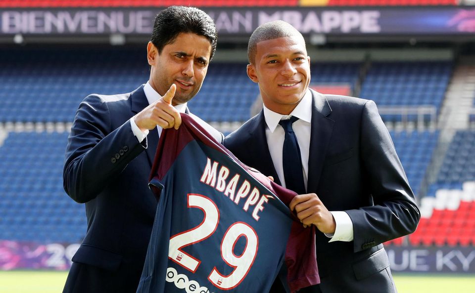 Kylian Mbappé novou posilou PSG, na snímke aj prezident klubu Nasser Al-Khelaifi
