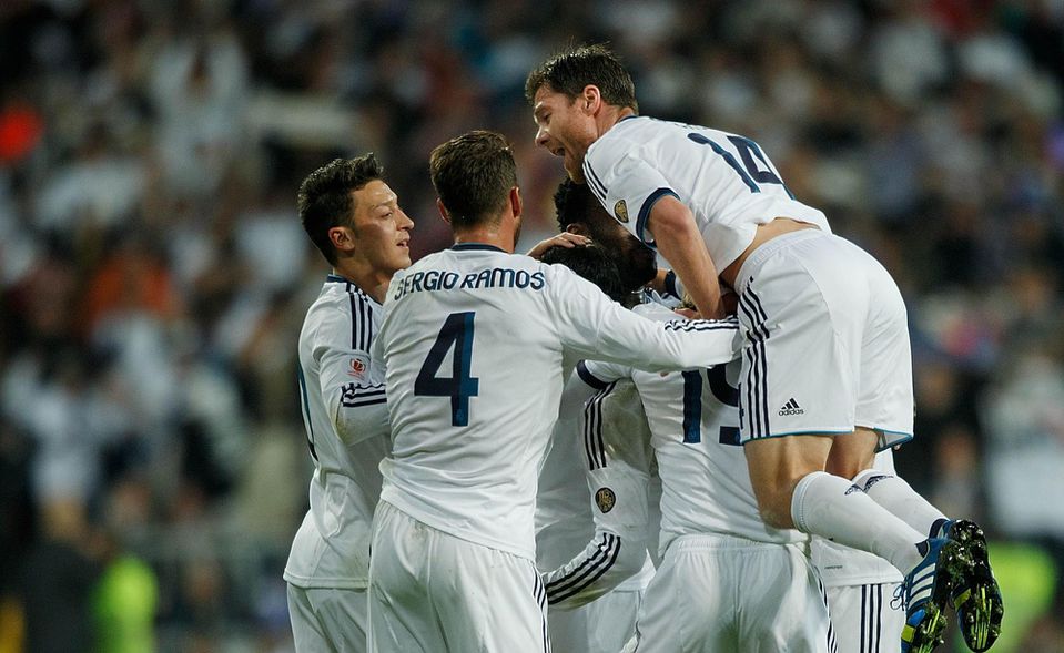 Hráči Realu Madrid, Xabi Alonso, Mesut Özil a ostatní sa tešia z gólu