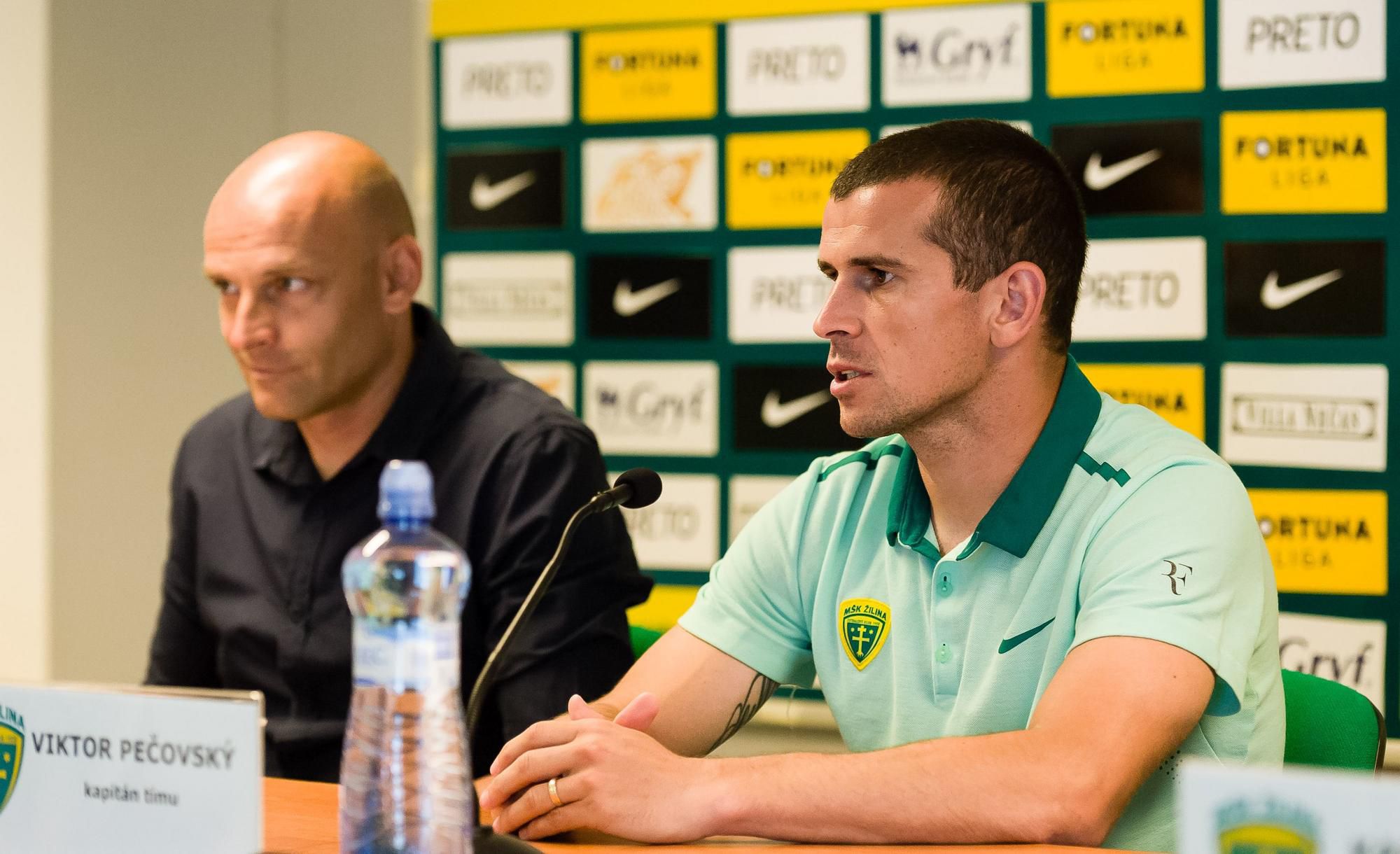 Tréner Žiliny Adrián Guľa  a Viktor Pečovský na tlačovej konferencii