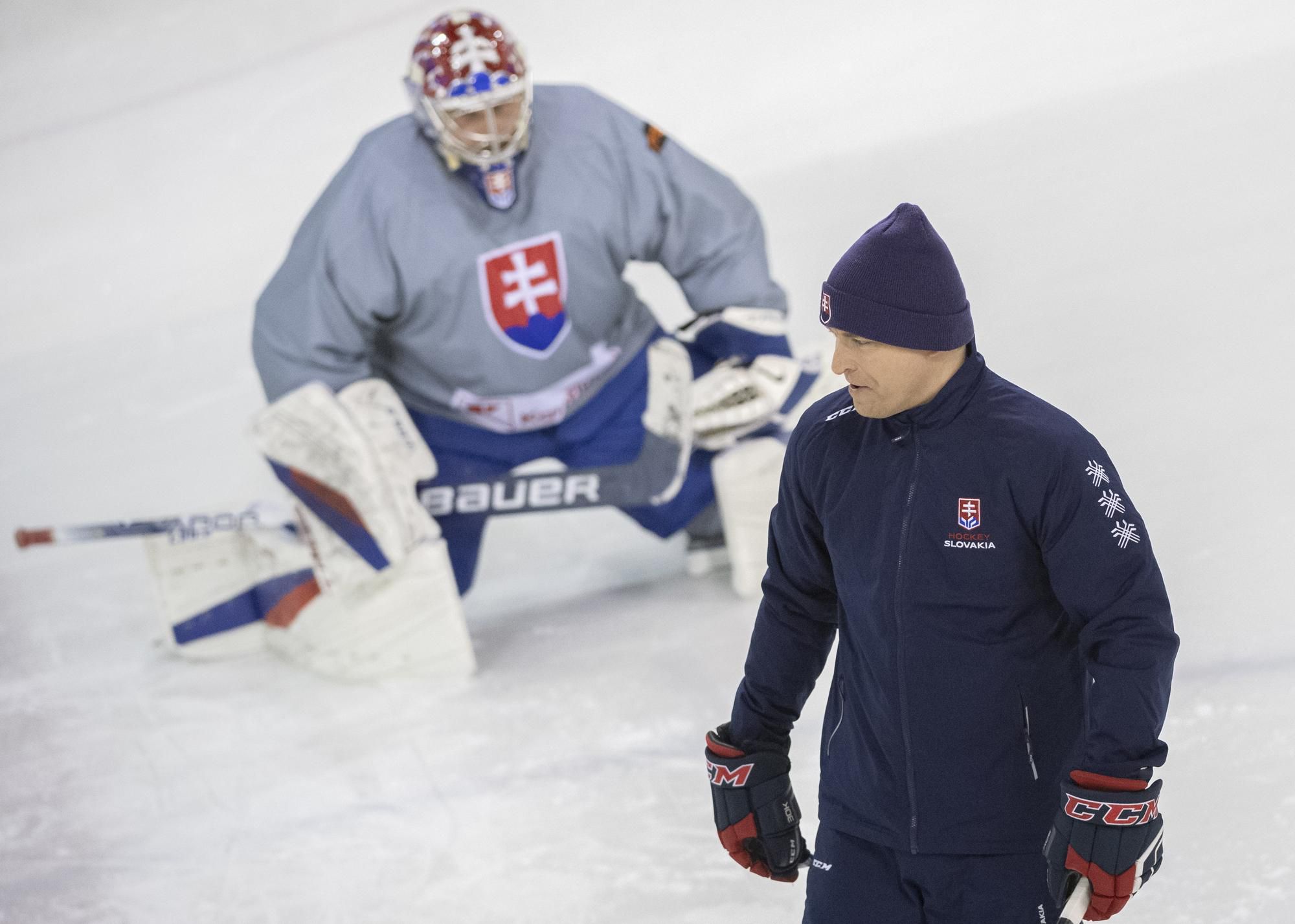 Reprezentačný tréner brankárov Peter Kosa má ťažkú úlohu. Musí sa rozhodnúť, komu z trojice brankárskych nováčikov dá v zajtrajšom otváracom zápase Slovenska proti Česku šancu ako jednotke. Jeden z adeptov je aj Samuel Hlavaj (v pozadí).