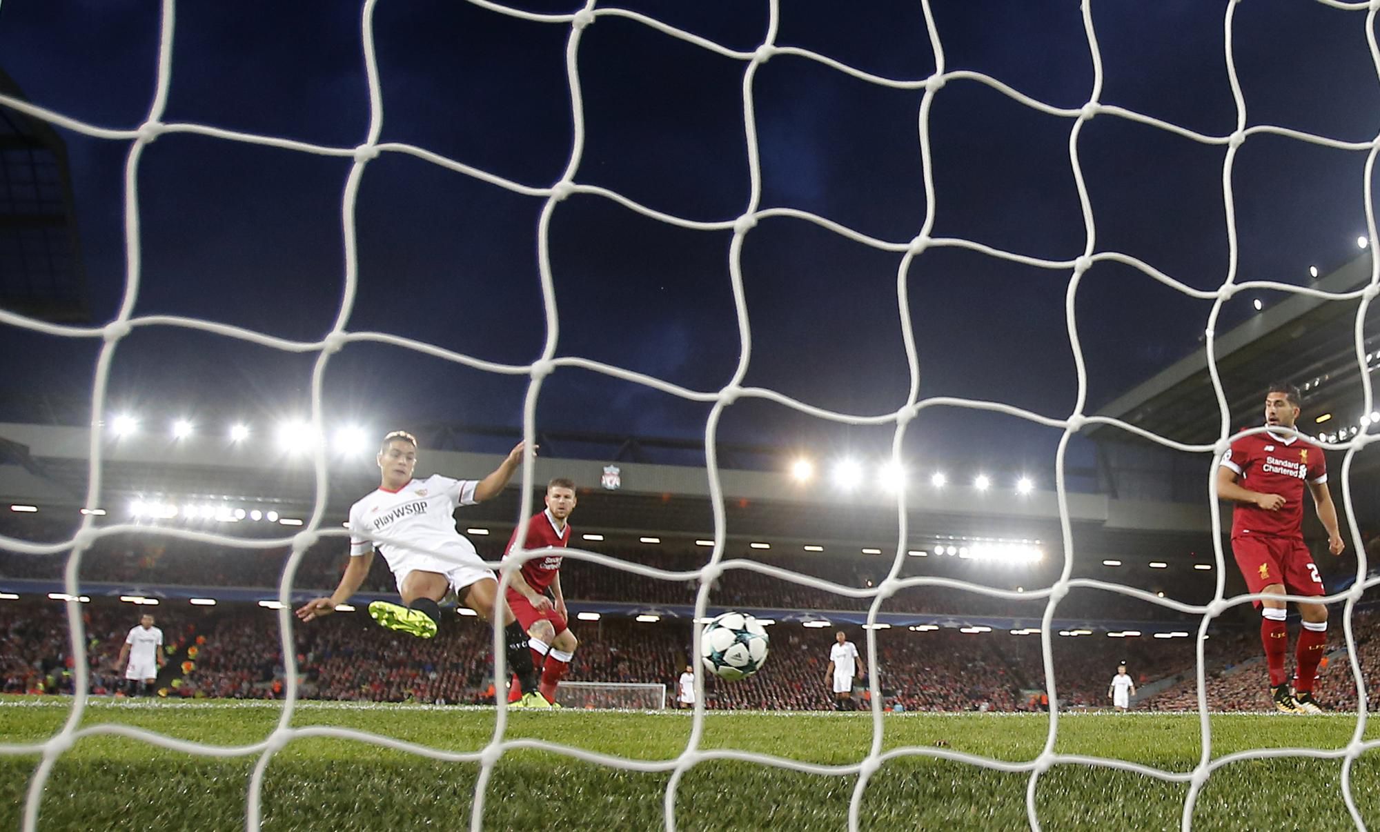 Wissam Ben Yedder (vľavo) strieľa gól v zápase E-skupiny Ligy majstrov  vo futbale FC Liverpool – FC Sevilla