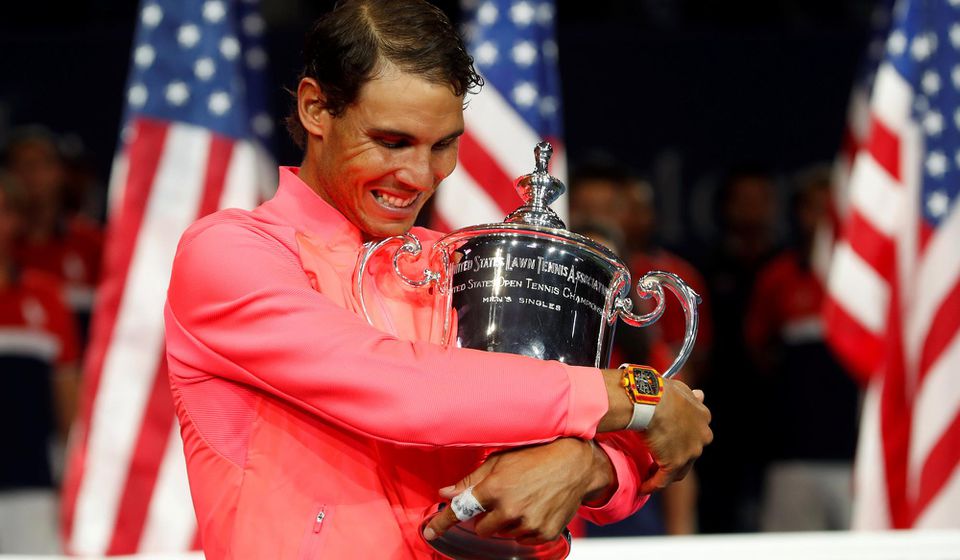 Španielsky tenista Rafael Nadal sa teší zo svojej 16. grandslamovej trofeje