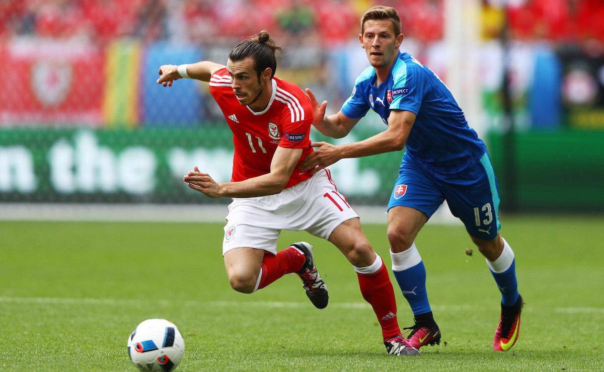 Patrik Hrošovský v súboji s hviezdnym Walešanom Garethom Baleom na EURO 2016.