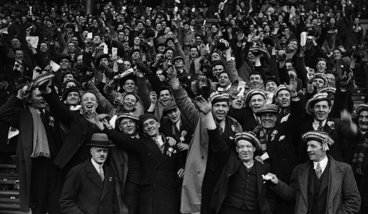 Diváci na zápase Anglicko Škótsko v roku 1934 už futbalu rozumeli veľmi dobre.