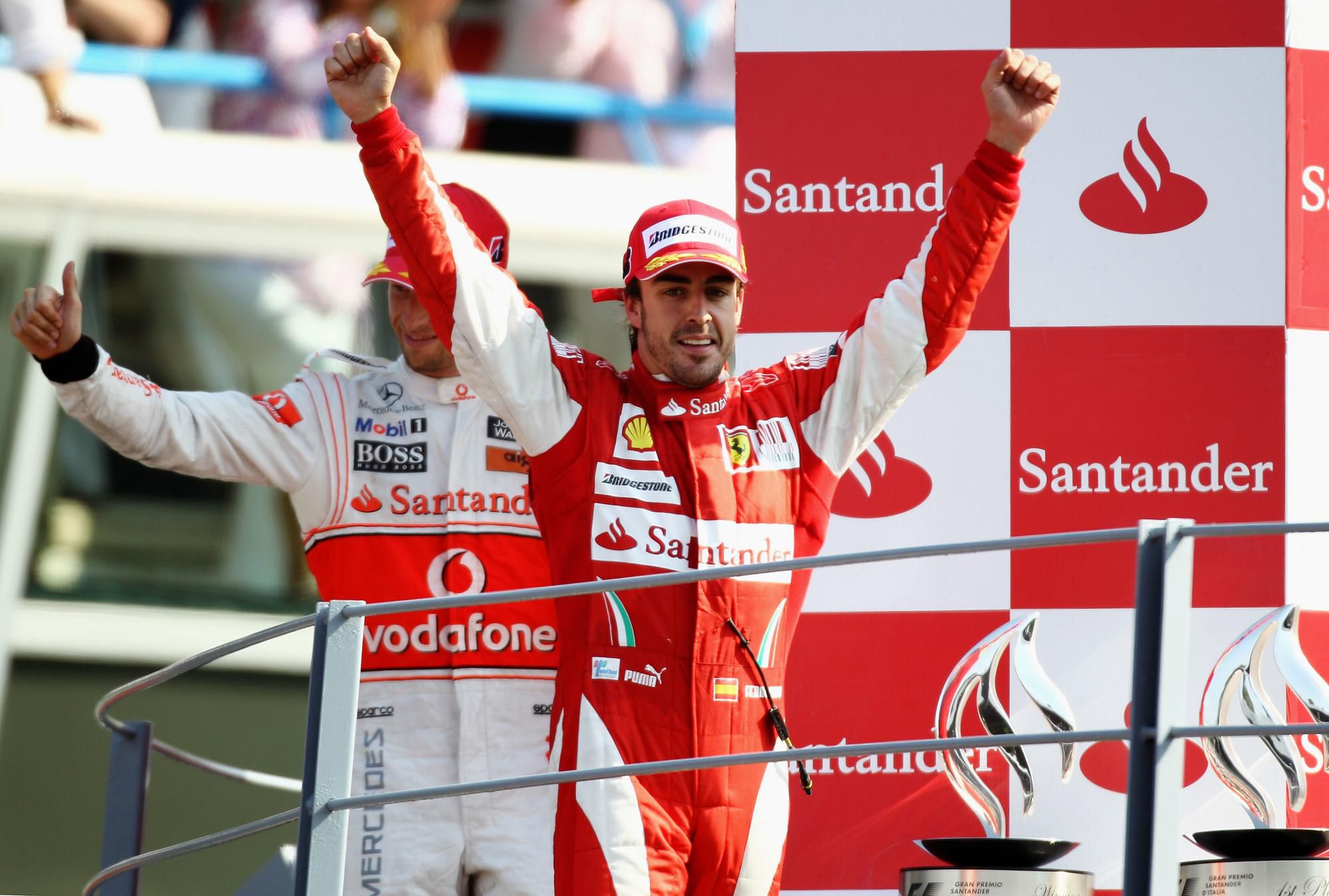 Fernando Alonso oslavuje triumf Ferrari v Monze v roku 2010