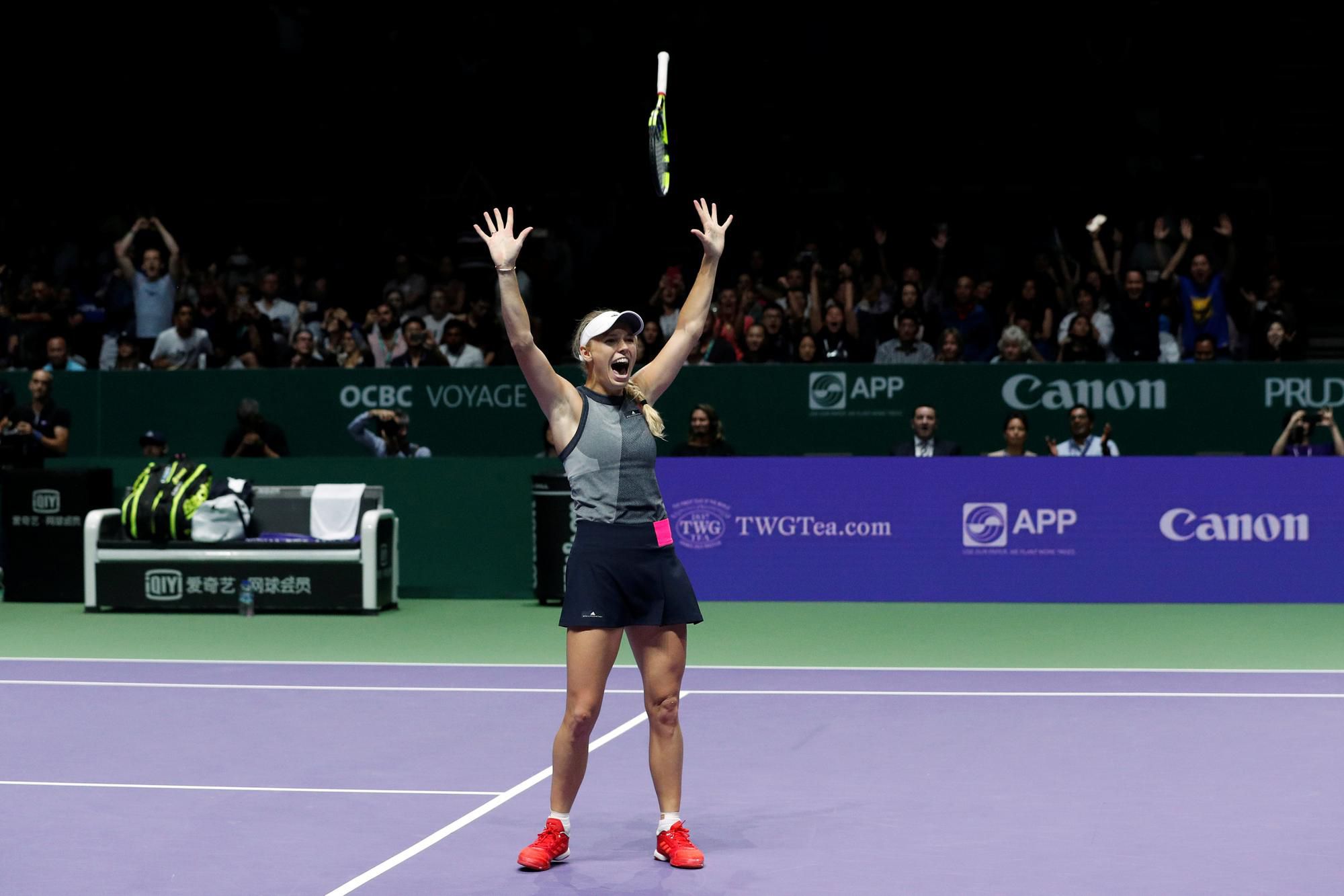 Caroline Wozniacka sa teší z triumfu na WTA Finals.