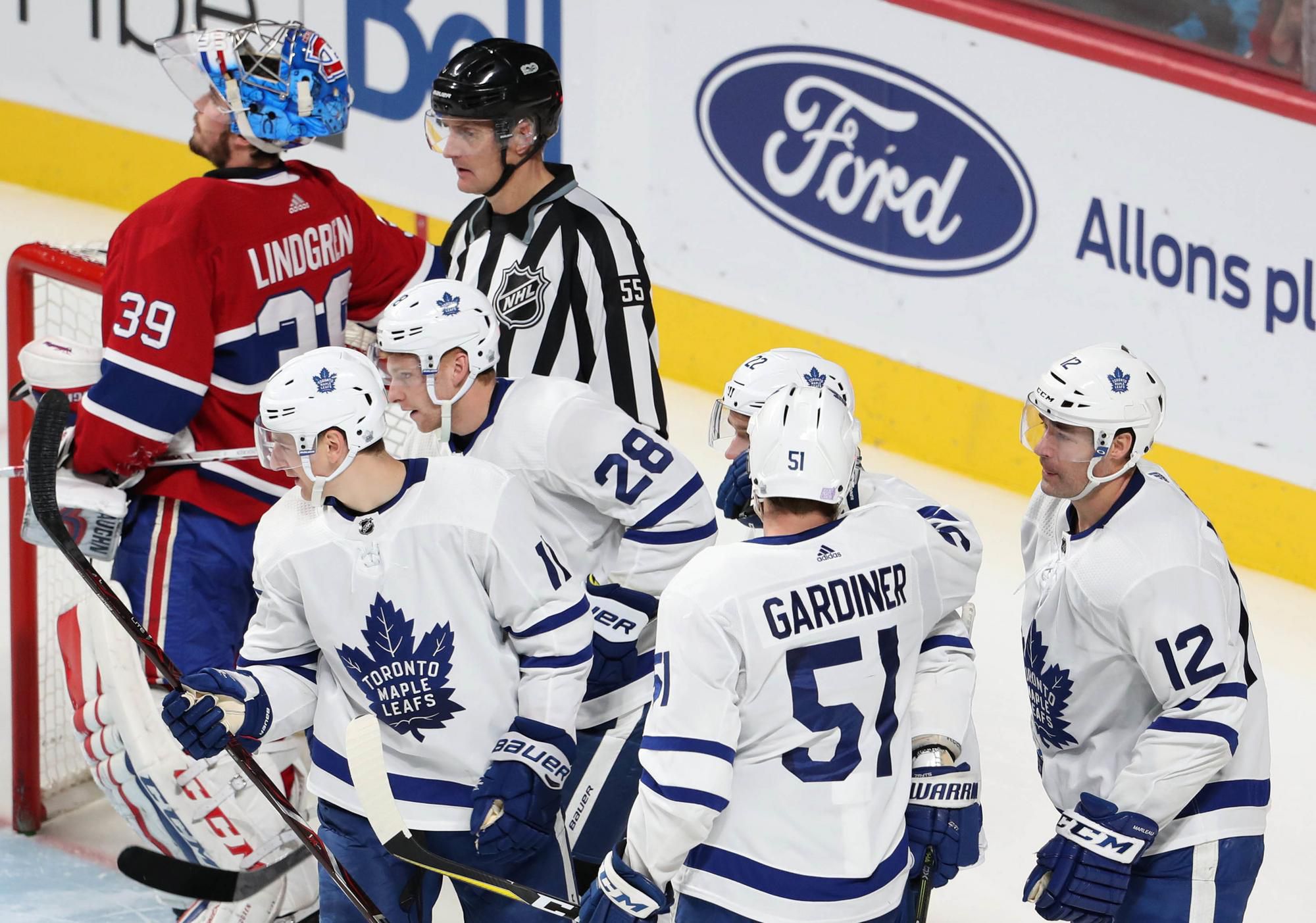 Hráči Toronta Maple Leafs sa tešia z gólu do siete Montrealu Canadiens.