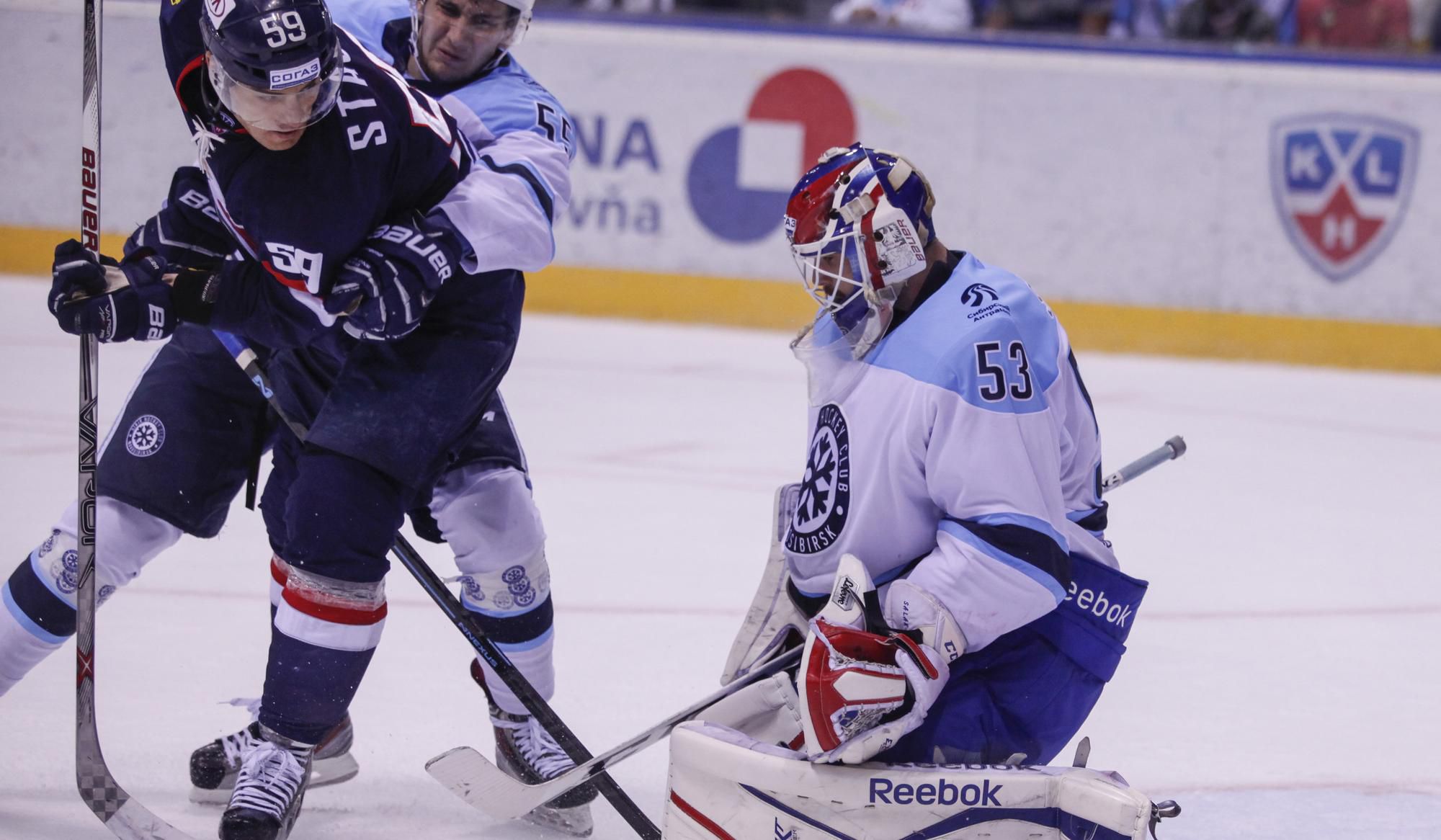 Na snímke Andrej Šťastný (Slovan), Ivan Verešagin (Sibir) a brankár Alexander Salák (Sibir).