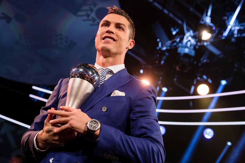Cristiano Ronaldo s trofejou za rok 2016