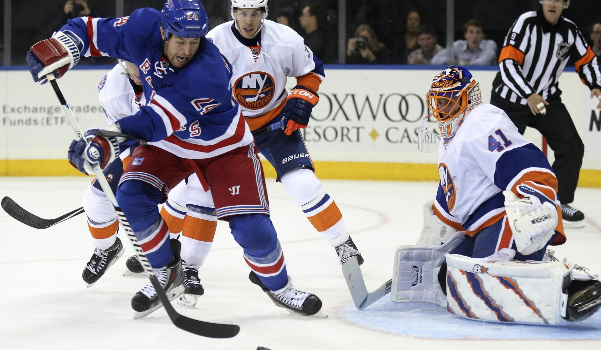 Ryan Malone za Rangers v newyorskom derby s Islanders.