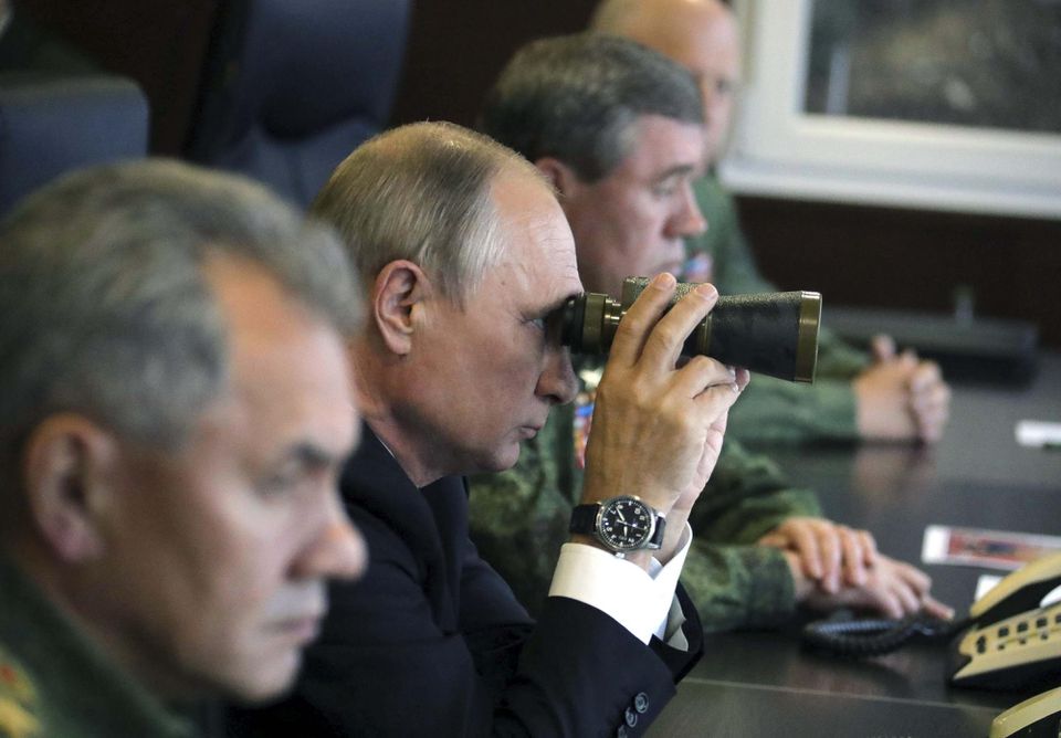 Ruský prezident Vladimir Putin sa pozerá na výsadok parašutistov počas cvičenia Zapad 2017 – 18. september 2017