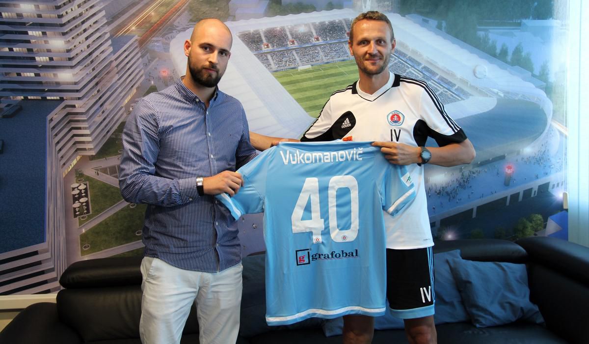 Ivan Kmotrík ml. a Ivan Vukomanovič pri podpise zmluvy (Slovan Bratislava).