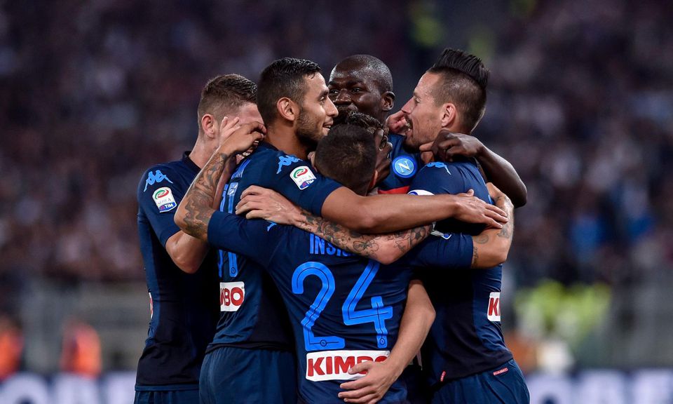Hráči Neapola oslavujú úžasný gól Mertensa