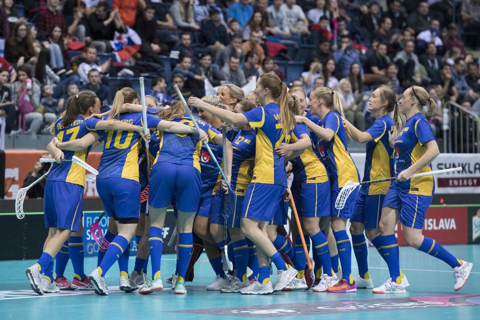 Florbalistky Švédska sa tešia zo zisku titulu majstra sveta.