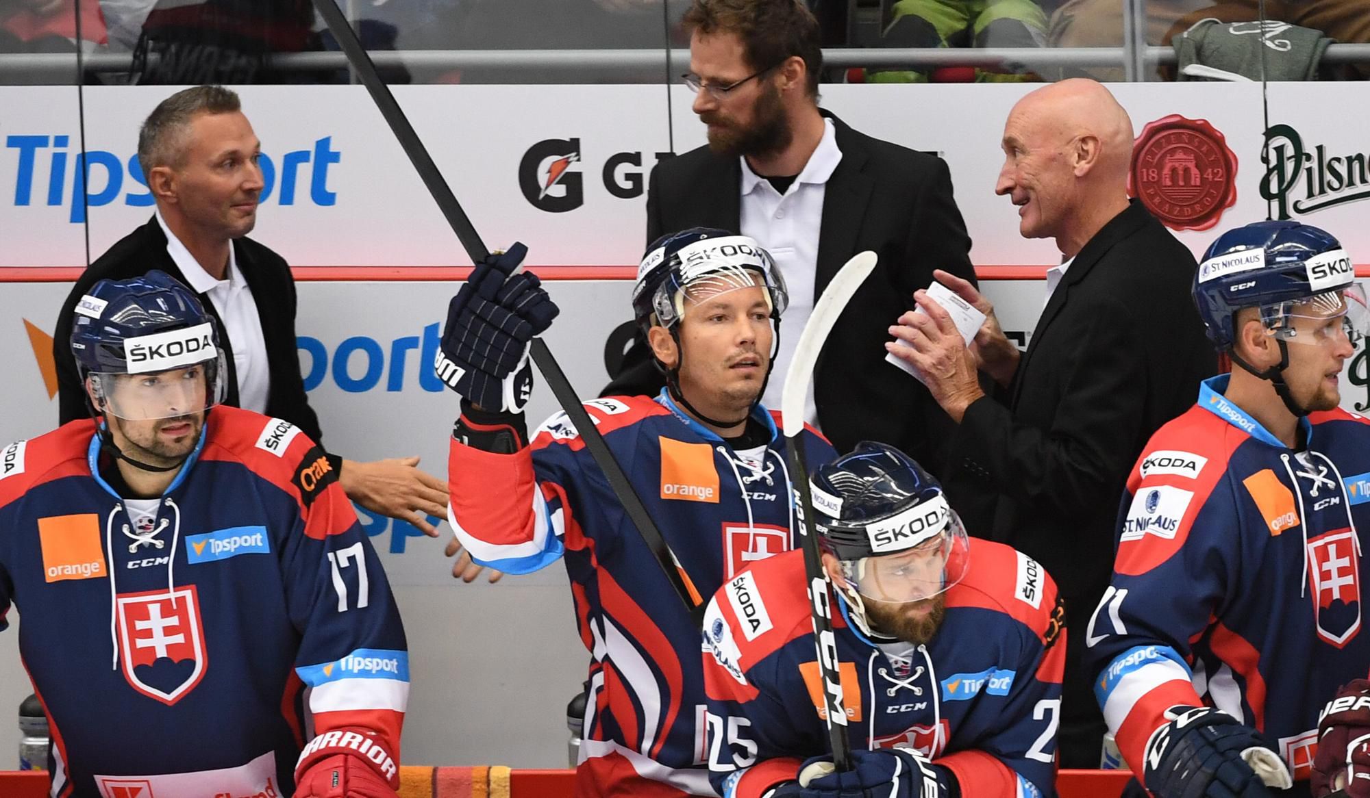 Ladislav Nagy a v pozadí zľava Ľubomír Višňovský, Michal Handzuš a tréner slovenskej hokejovej reprezentácie Craig Ramsay