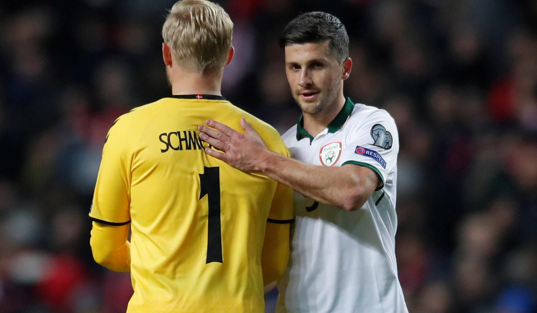 Shane Long a Kasper Schmeichel.