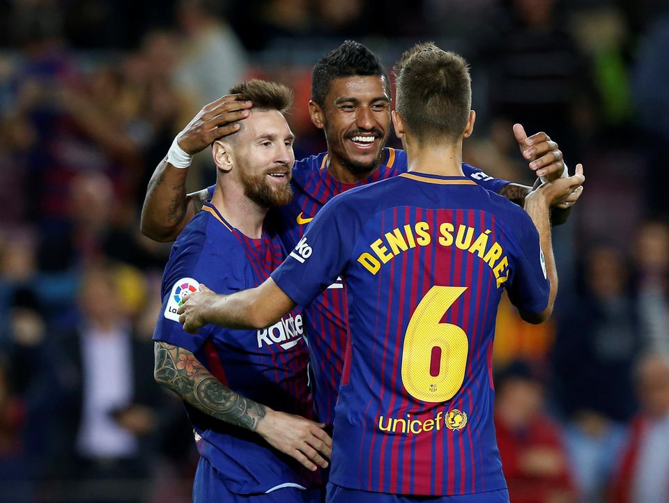 hráči FC Barcelona Lionel Messi, Paulinho a Denis Suárez oslavujú gól