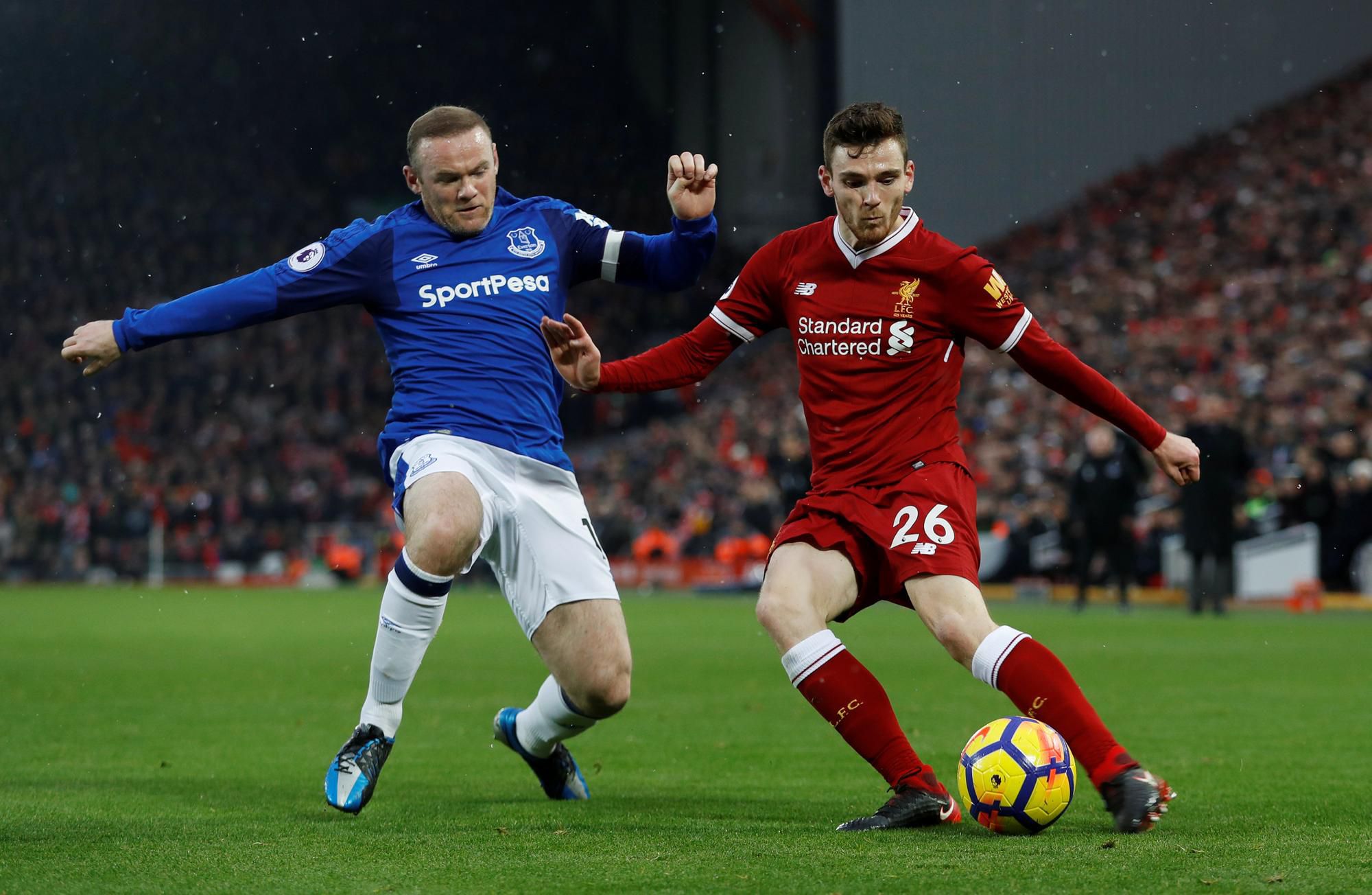 Wayne Rooney (Everton) v súboji s Andrew Robertson (Liverpool FC).