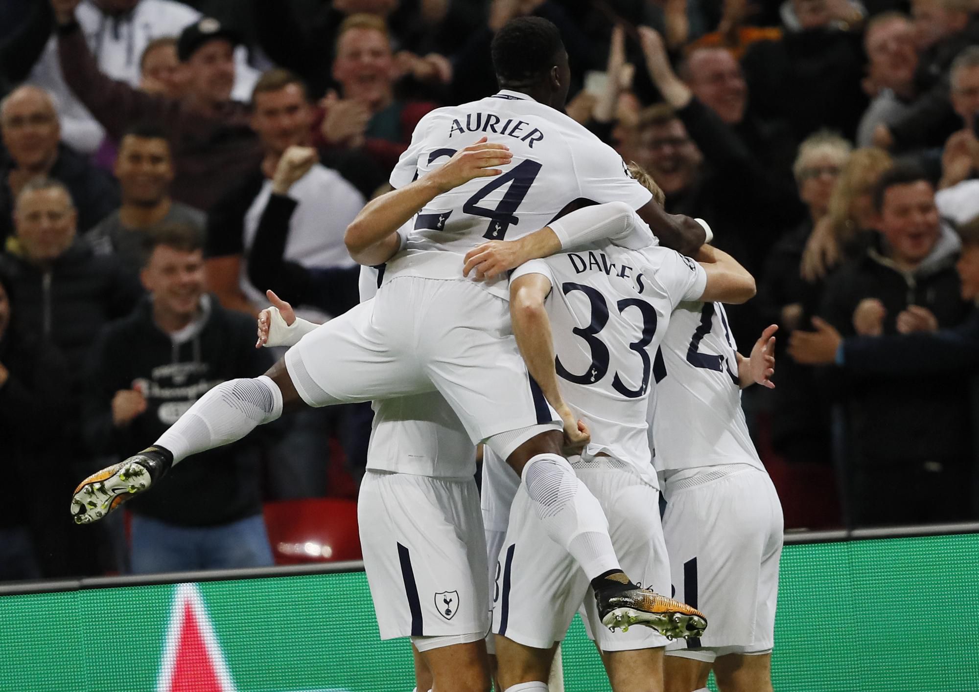 Hráči Tottenhamu oslavujú gól  Son Heung-mina v zápase H-skupiny Ligy majstrov  vo futbale Tottenham Hotspur – Borussia Dortmund.