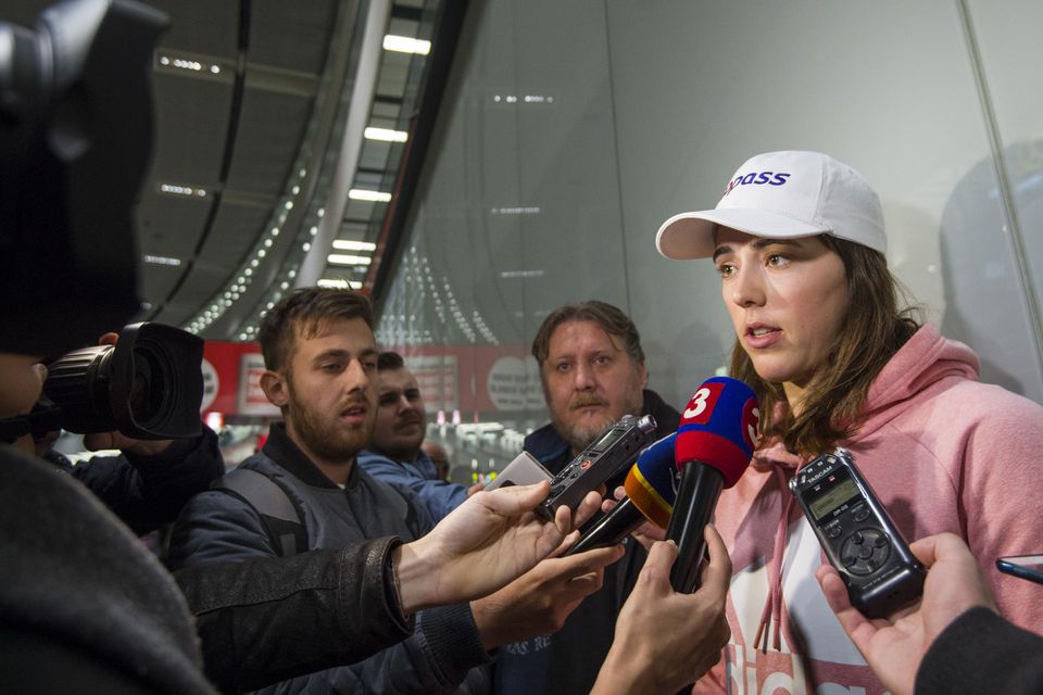 slovenská lyžiarka a víťazka slalomu vo fínskom Levi Petra Vlhová hovorí s novinármi po jej prílete na letisko vo Schwechate