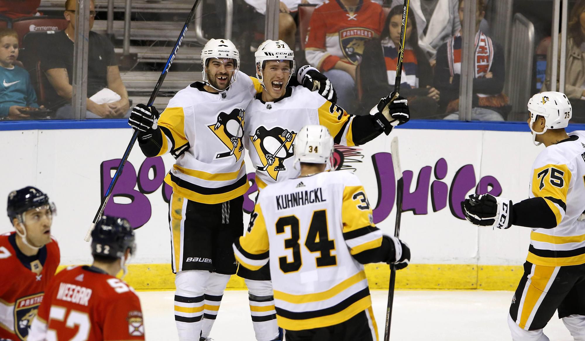 Radosť hráčov Pittsburghu Penguins.