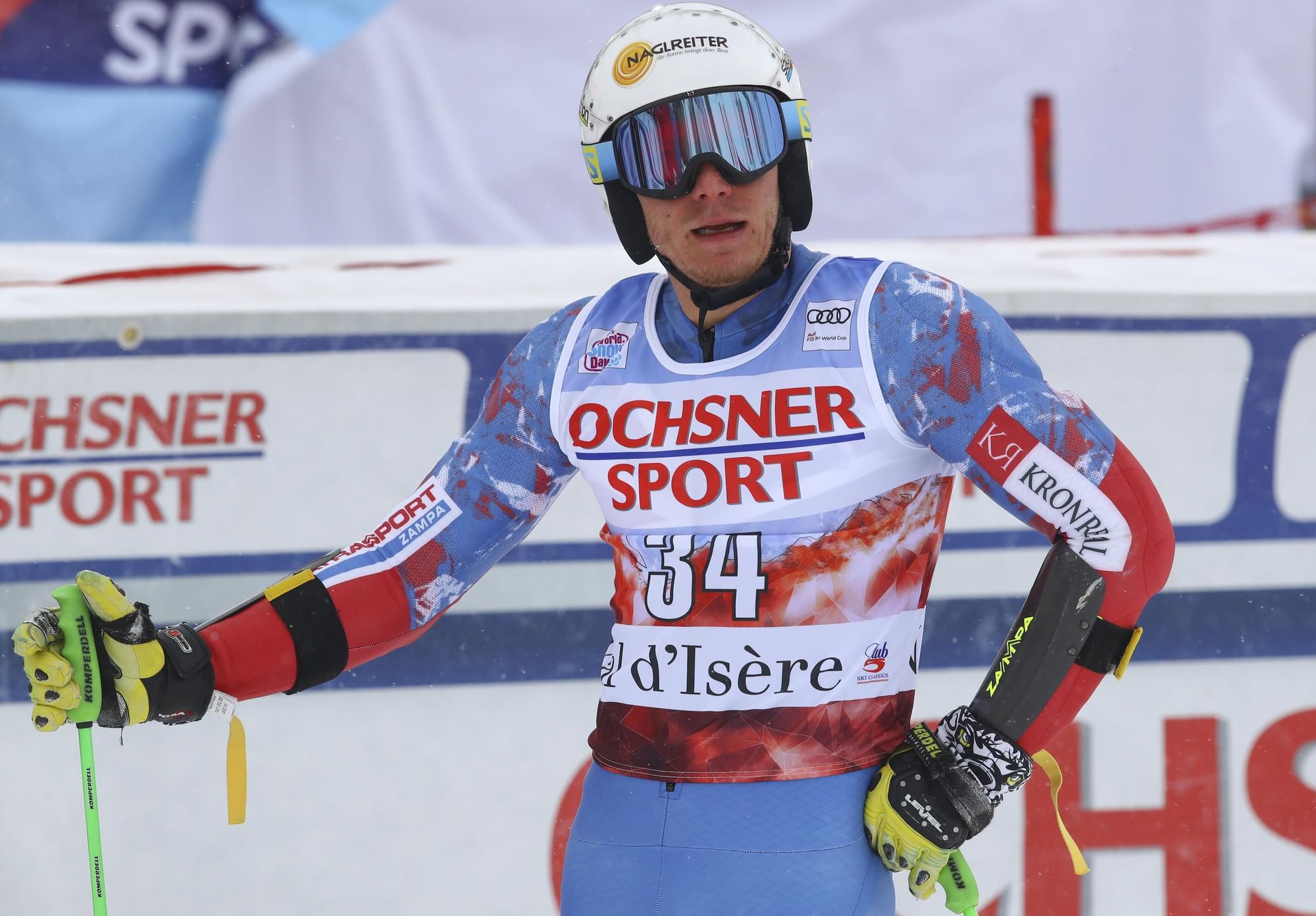 Slovák Adam Žampa sleduje výsledkovú listinu v cieli 2. kola obrovského slalomu