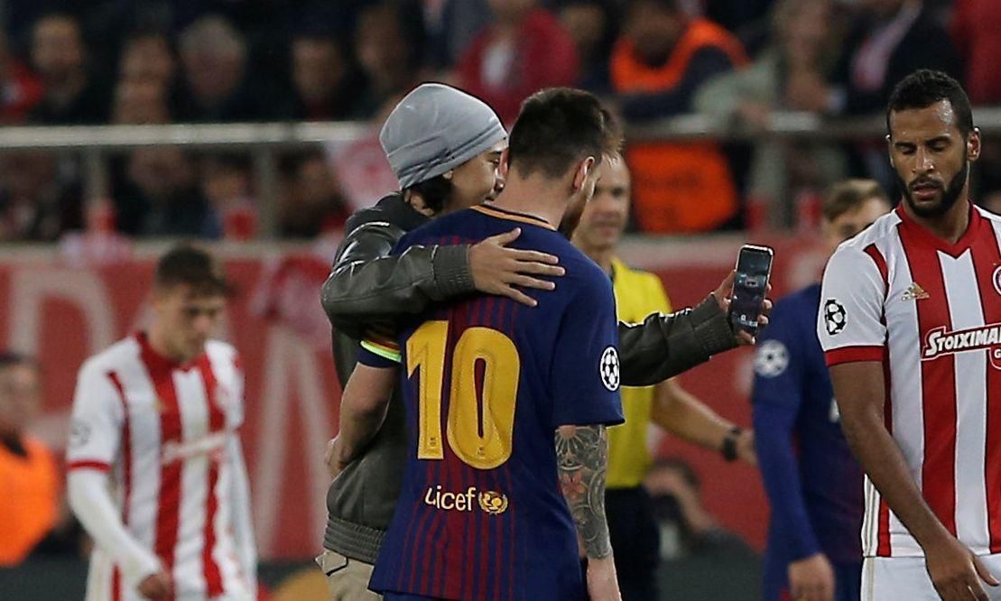Lionel Messi pri selfie s fanúšikom na ihrisku