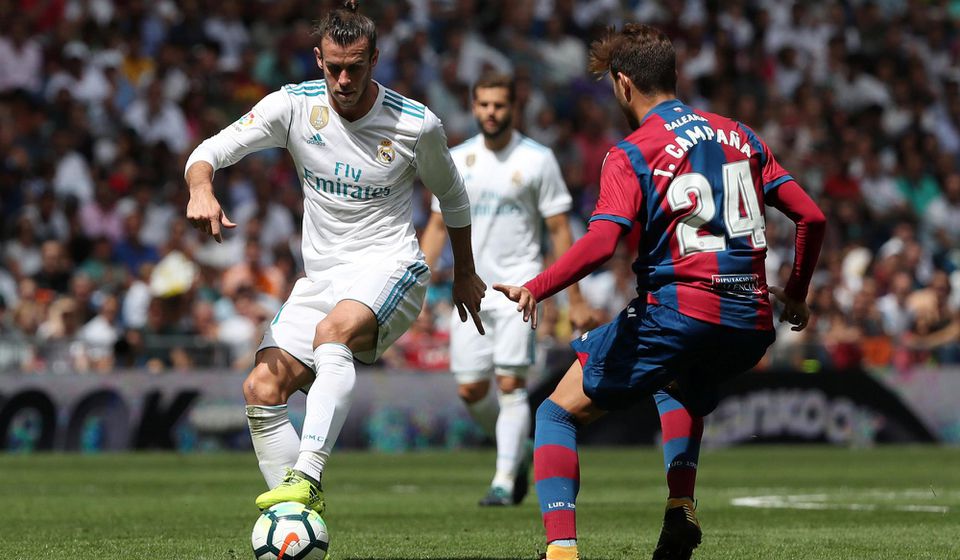 Gareth Bale v súboji s futbalistom Levante