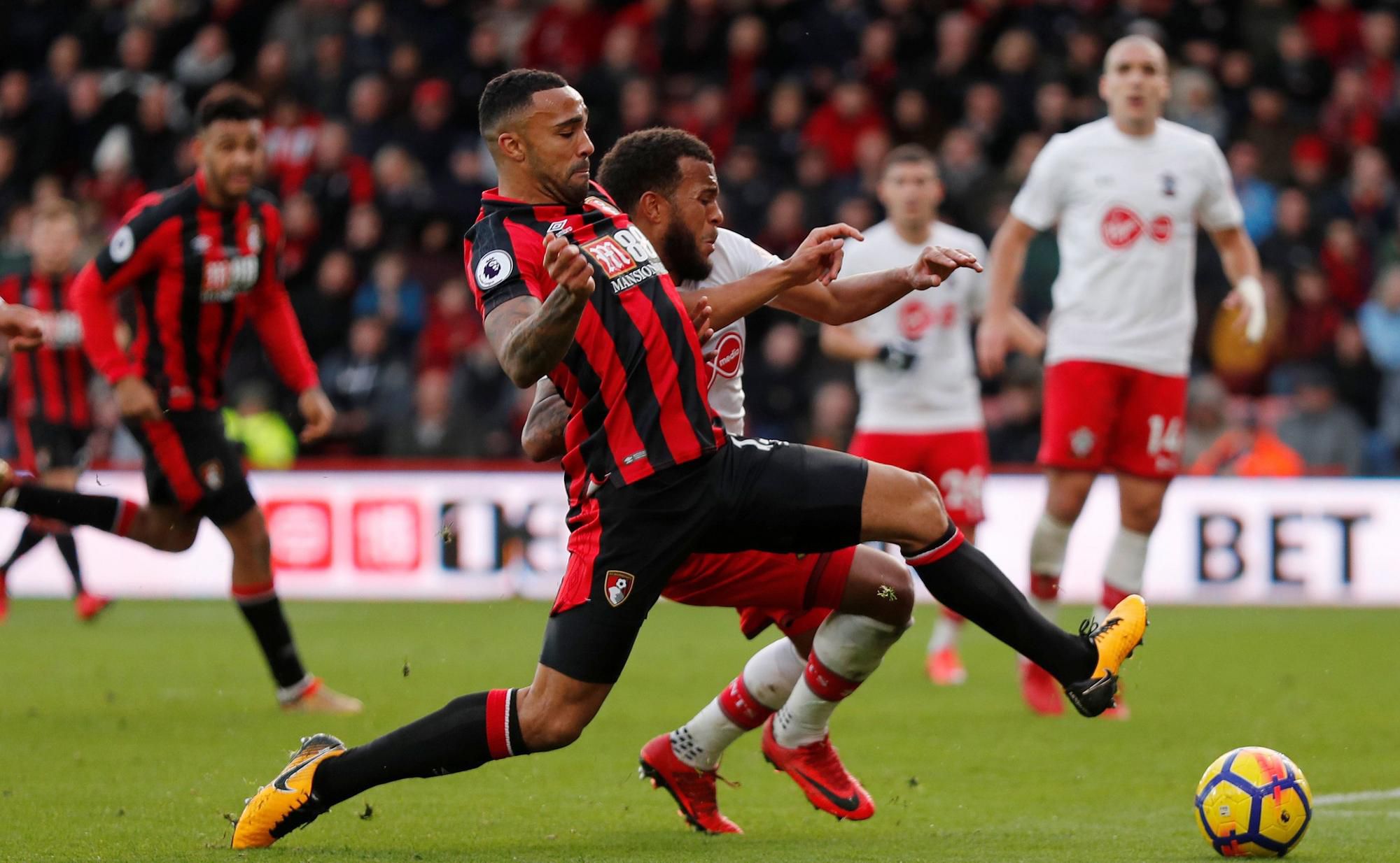 Callum Wilson z Bournemouthu v súboji s Ryanom Bertrandom zo Southamptonu