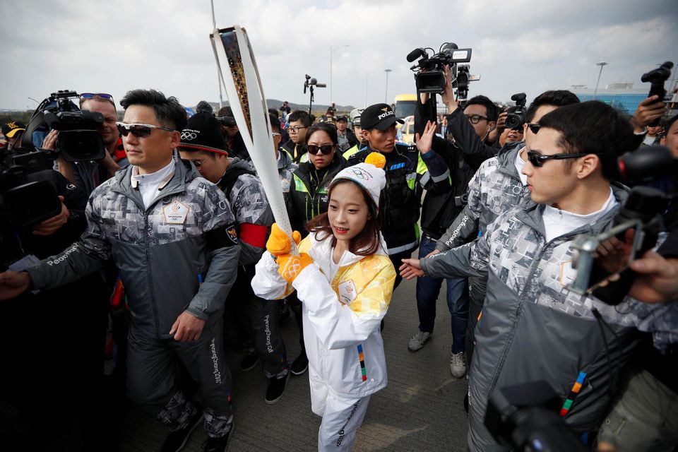 Krasokorčuliarka You Young s olympijskou pochodňou v Kórejskej republike