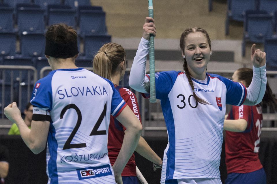 Paulína Hudáková sa raduje po strelení piateho gólu, vľavo spoluhráčka Lucia Košturiaková