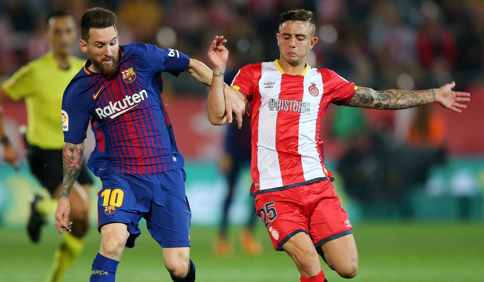 Leo Messi v súboji s Pablom Maffeom