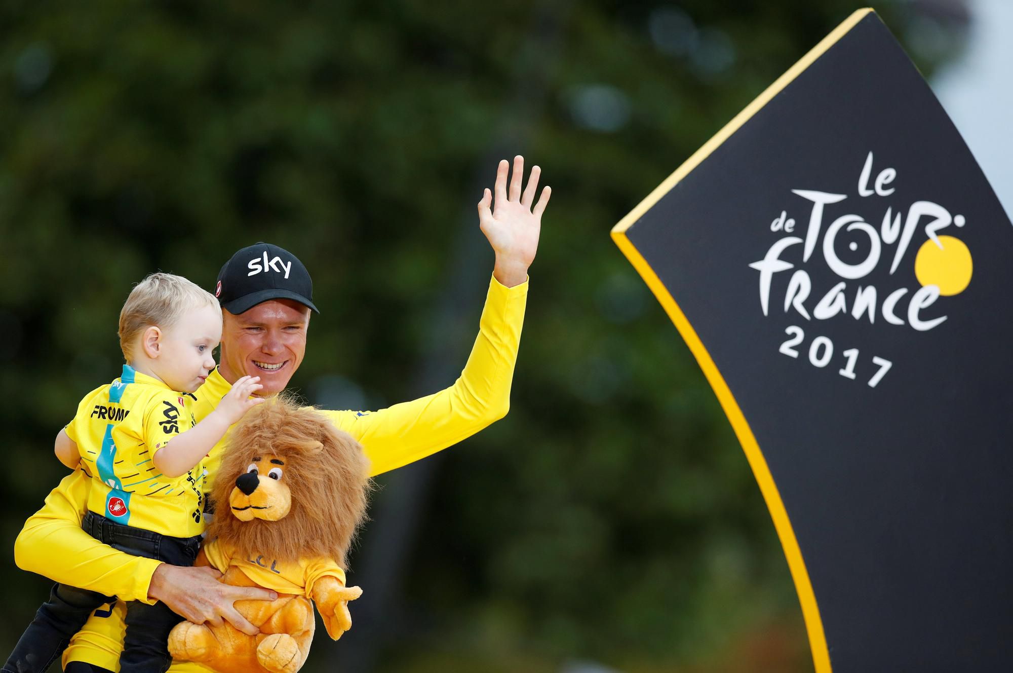 Chris Froome oslavuje víťazstvo na Tour de France 2017