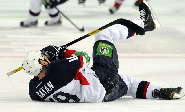 Miroslav Šatan leží na ľade po zrážke so Zdenom Chárom.