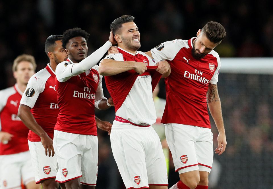 Futbalisti Arsenalu sa tešia zo streleného gólu