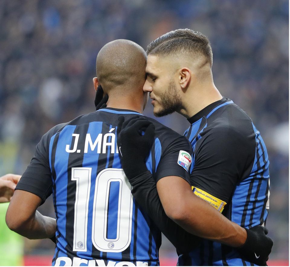 Hráč Interu Miláno Mauro Icardi  (vpravo) a Joao Mariom (v strede)