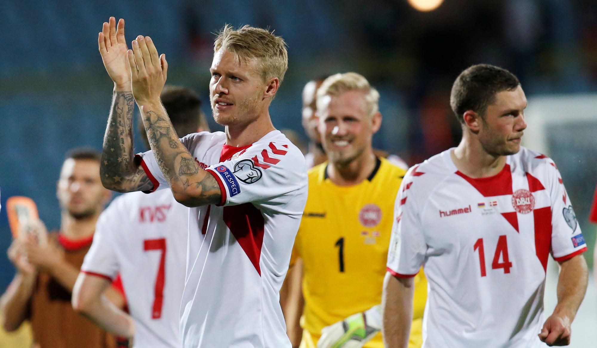 Futbalisti Dánska sa radujú po výhre.